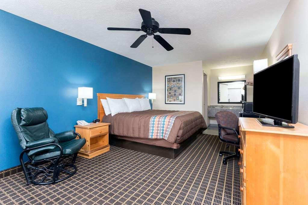 Days Inn By Wyndham Форест Номер фото