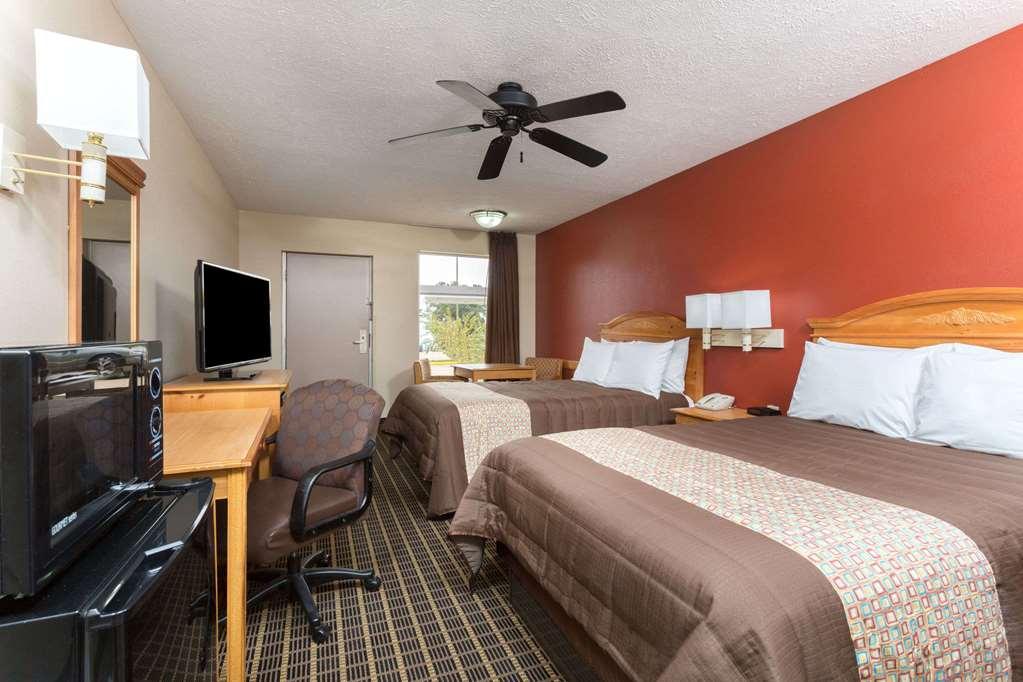 Days Inn By Wyndham Форест Номер фото
