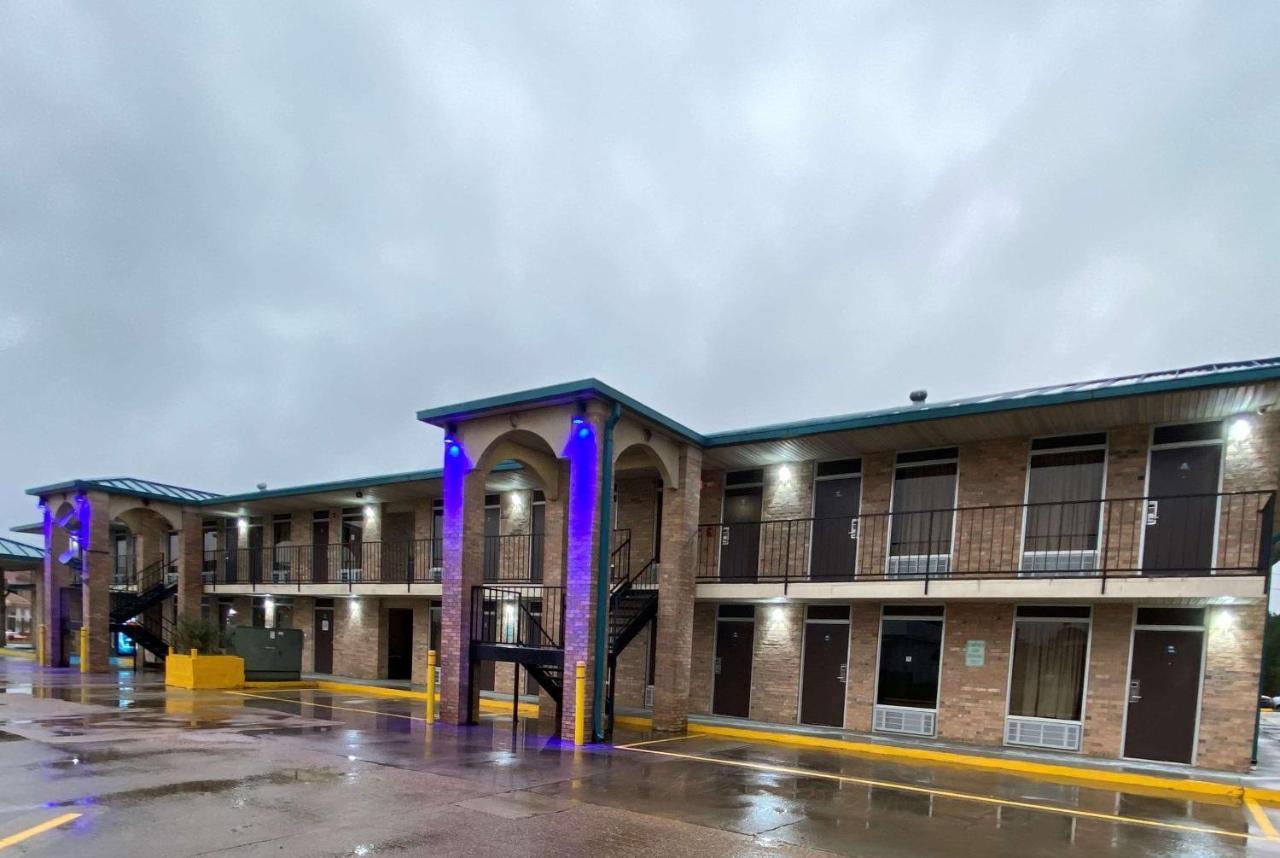 Days Inn By Wyndham Форест Экстерьер фото